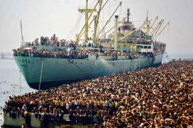 Profughi_della_Vlora_in_banchina_a_Bari_8_agosto_1991